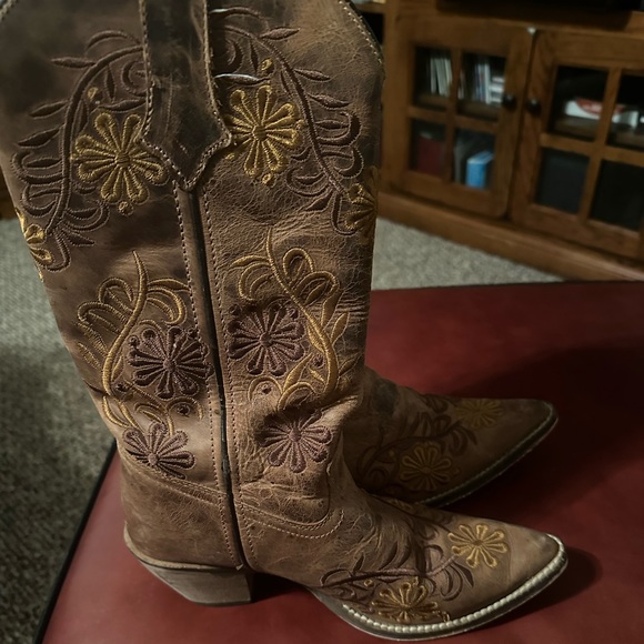 Shoes - Cowgirl boots with embroidered flower